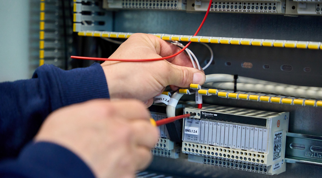 électricien main tableau électrique
